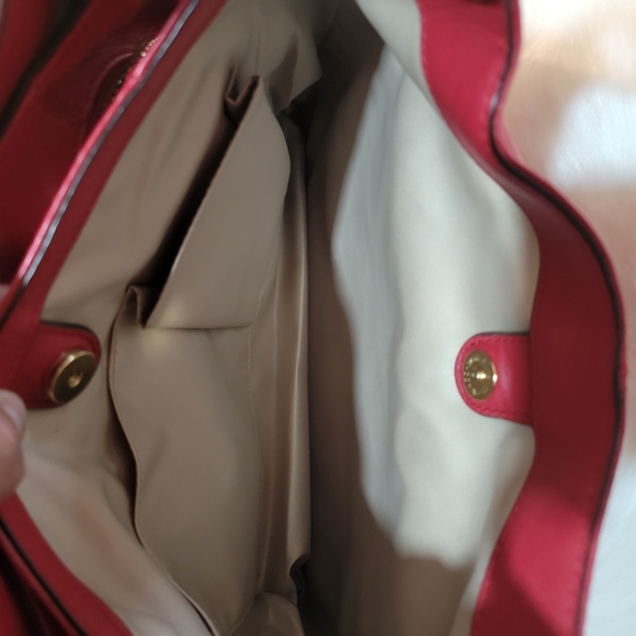 Elegant Red Leather Shoulder Bag - Picture 14 of 16